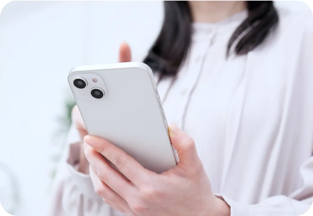 スマホを操作する女性