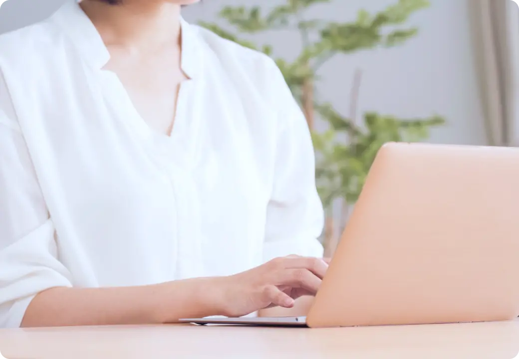 PC操作をする女性